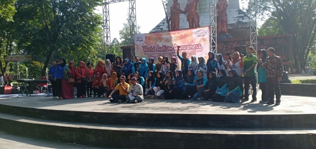 Foto bersama para aktivis peduli difabel pada acara World Autism Awareness pada Sabtu (27/4/2019) di Taman Banjarsari, Solo. (Tara Wahyu N.V.)