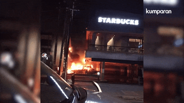 Mobil Terbakar di Depan Gerai Starbucks di Pluit, Jakarta Utara. Foto: Dok. Istimewa