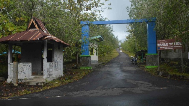 Jalur masuk lokasi objek wisata Danau Tolire Besar di Kelurahan Takome, Kecamatan Ternate Barat, Ternate, Maluku Utara. (Foto: Olis/cermat)