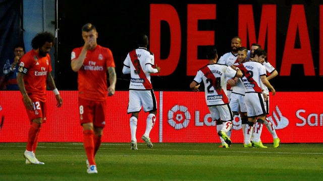 Para pemain Rayo Vallecano merayakan gol ke gawang Real Madrid. Foto: REUTERS/Javier Barbancho