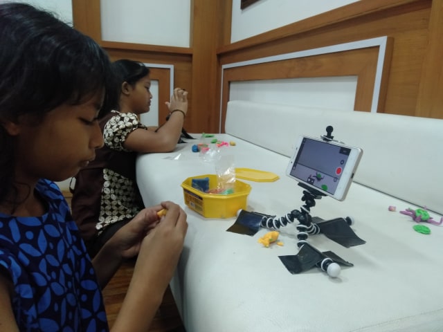 Anak-anak peserta sedang membuat objek dari plastisin saat mengikuti workshop animasi yang digelar Money Monkey Studio pada Sabtu (27/04/2019). (Fernando Fitusia)
