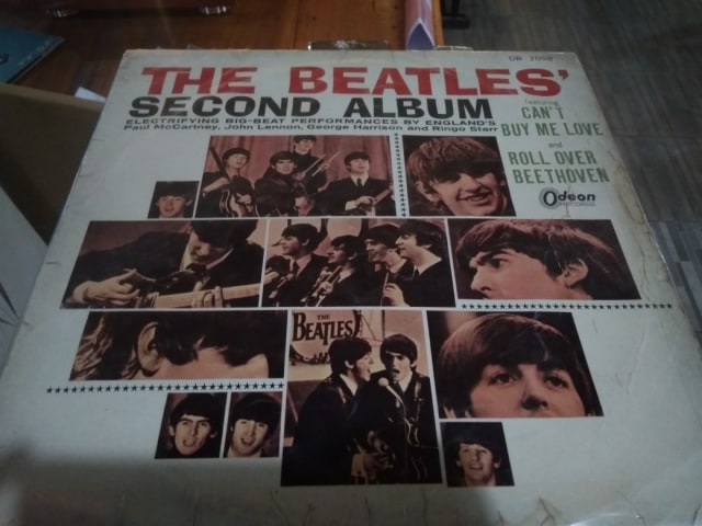 Album kedua The Beatles yang dipamerkan di Record Store Day Pontianak. Foto: Lydia Salsabila