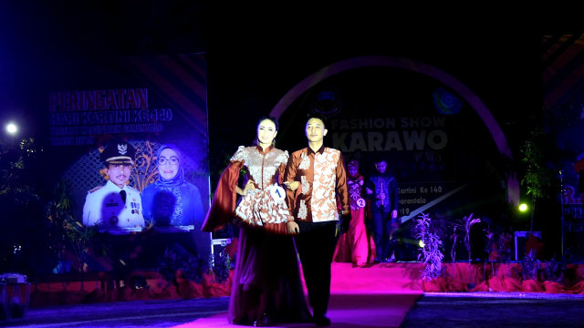Fashion Show Karawo di peragakan dalam rangka Peringatan Hari Kartini, di gelar di taman budaya limboto.Minggu, 28/4/. ( Foto : istimewa)