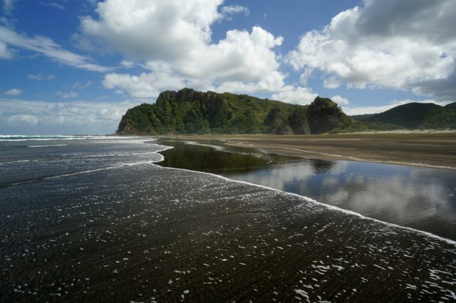 Pantai Karekare di Selandia Baru Foto: Shutter Stock