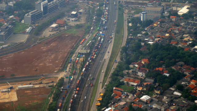 Ilustrasi kemacetan di dalam tol. Foto: Aditia Noviansyah/kumparan