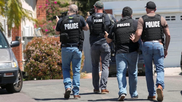 Kepolisian San Diego mendekati rumah seseorang yang diduga menembak di Sinagoge, Amerika Serikat. Foto: AP Photo
