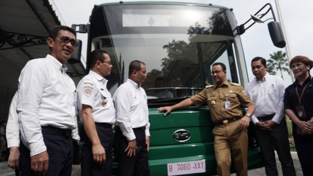 Gubernur DKI Jakarta, Anies Baswedan (ketiga dari kanan) saat peresmian Bus Listrik Transjakarta. Foto: Iqbal Firdaus/kumparan