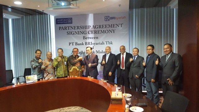Manajemen BRIsyariah dan Al Rajhi Bank Malaysia usai penandatanagan perjanjian kerjasama. Foto: Dok. BRISyariah