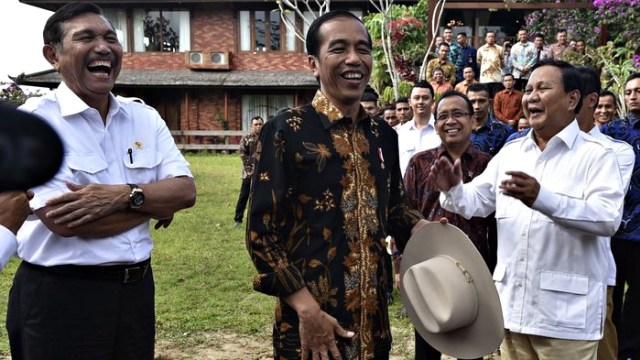 Luhut, Jokowi, dan Prabowo di Hambalang. Foto: ANTARA/Puspa Perwitasari