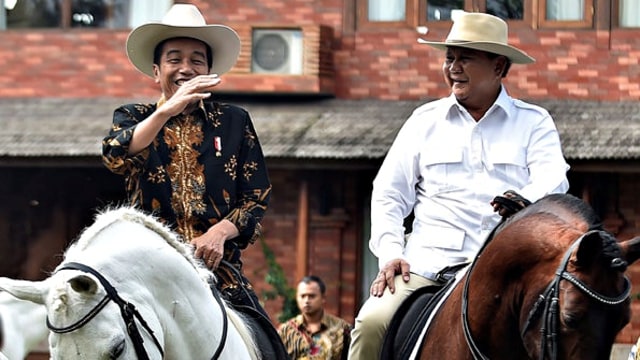 Joko Widodo (kiri) dan Prabowo Subianto (kanan) di Hambalang. Foto: ANTARA FOTO/Puspa Perwitasari