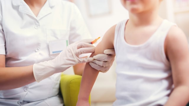 Ilustrasi vaksin pada anak. Foto: Shutterstock