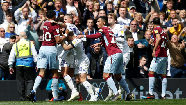 Ribut-ribut usai gol petama Leeds United ke gawang Aston Villa. Foto: Action Images via Reuters/Ed Sykes