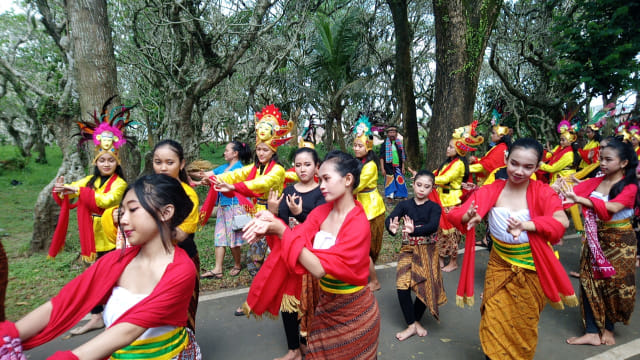 Para seniman memeriahkan Hari Tari Sedunia di Kampung Budaya Polowijen, Kelurahan Polowijen, Kecamatan Blimbing, Kota Malang. (foto: Isa Wahyudi for Tugu Malang).