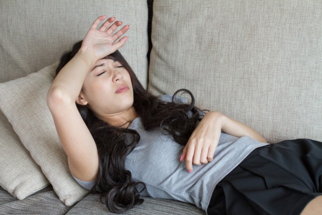Ilustrasi wanita sakit dan demam. Foto: Shutterstock