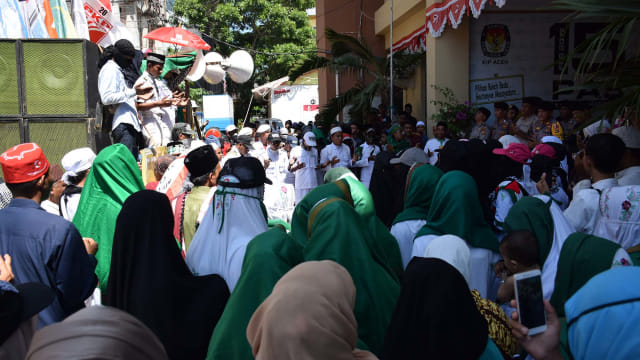 Massa melakukan aksi ke kantor KIP Aceh. Foto: Yudiansyah/acehkini