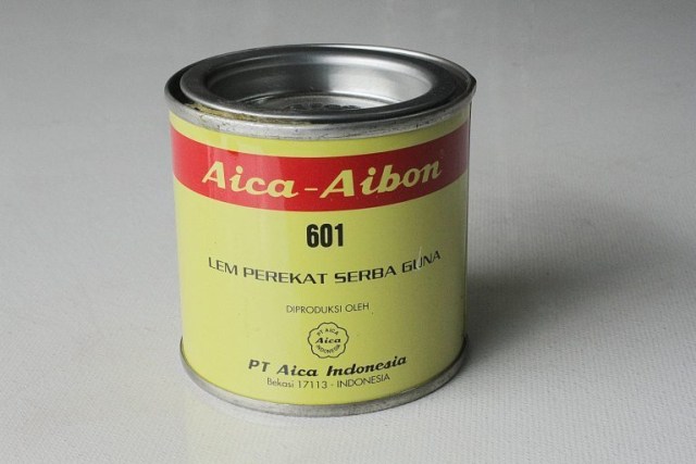 satu kaleng lem kayu aica aibon