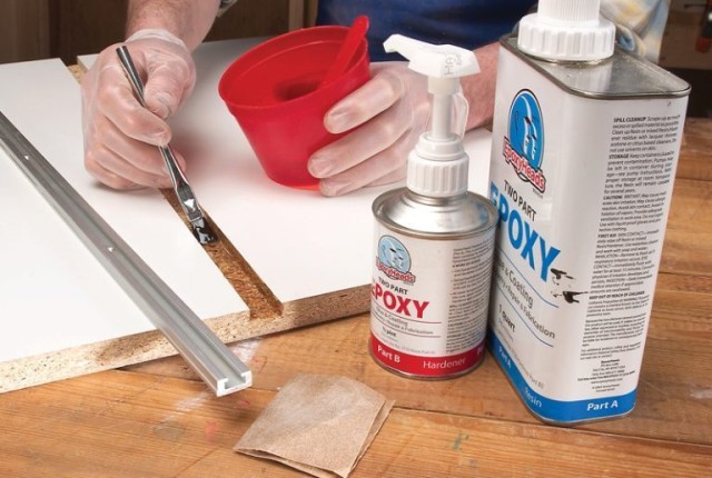lem kayu epoxy dilapiskan pada kayu dengan sikat