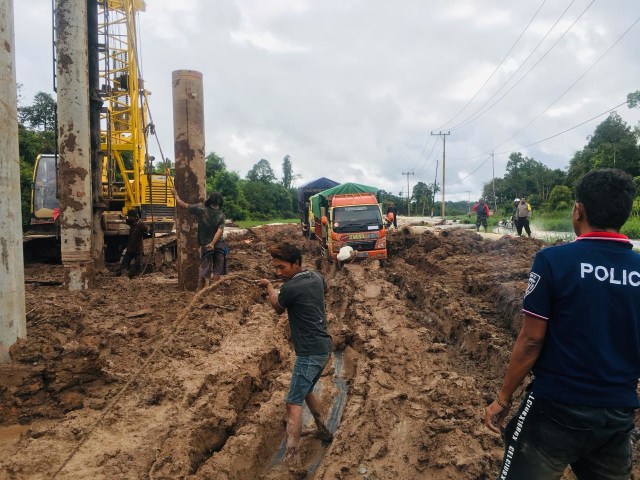 Kondisi jalan Pangkalan Bun - Kotawaringin Lama saat dilewati rombongan truk logistik Pemilu. (Foto: Humas Polres Kobar)