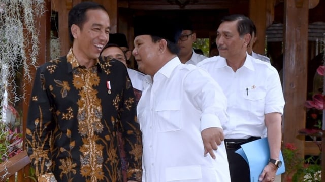 Luhut Binsar Pandjaitan (kanan), Joko Widodo (kiri) dan Prabowo Subianto (tengah) di Hambalang. Foto: Dok. Biro Setpres