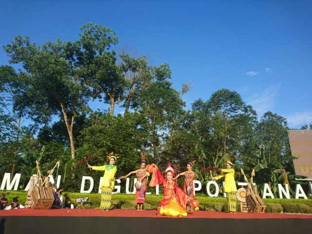 Pagelaran Tari Tidayu, yang merupakan simbol dari tiga etnis mayoritas yang ada di Kalimantan Barat, pada perayaan Hari Tari Sedunia di Bundaran Taman Digulis Untan, Pontianak. Foto: Lydia Salsabila