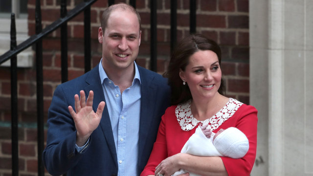 Kate Middleton berpose setelah melahirkan