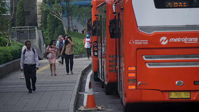 Suasana di sekitar MRT Stasiun Dukuh Atas yang teritegrasi dengan Transjakarta. Foto: Jamal Ramadhan/kumparan