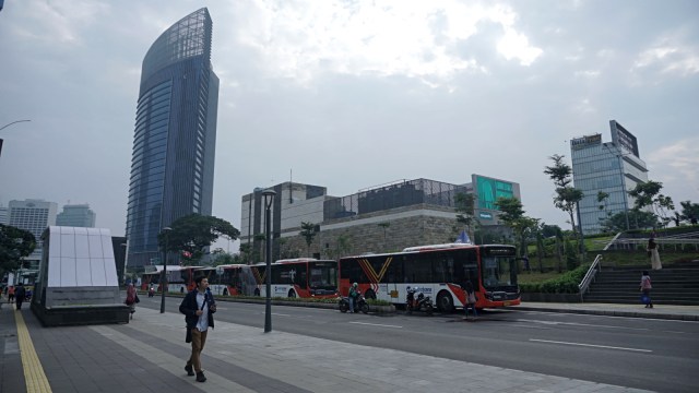 Suasana di sekitar MRT Stasiun Dukuh Atas yang teritegrasi dengan Transjakarta. Foto: Jamal Ramadhan/kumparan