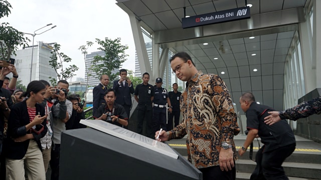 Gubernur DKI Jakarta Anies Baswedan meresmikan Stasiun MRT terintegrasi dengan Halte Transjakarta Dukuh Atas. Foto: Jamal Ramadhan/kumparan