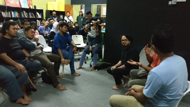 Diskusi sambil menontok film di Wayang Budiman, Malaysia. Dok. Rafsanjani 