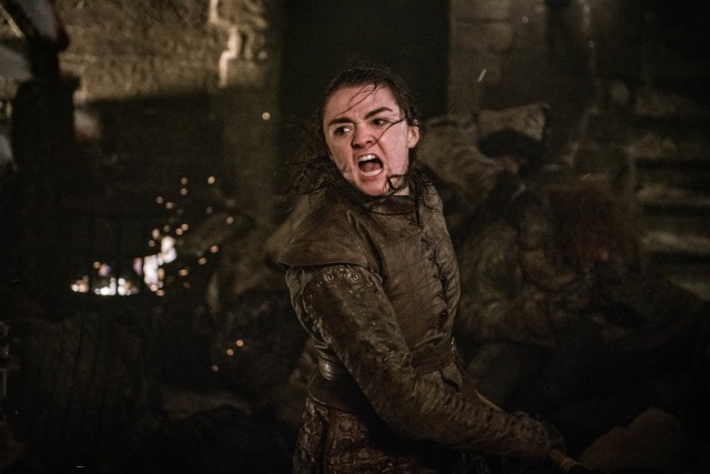 Arya Stark menebas kepala zombie. Foto: HBO
