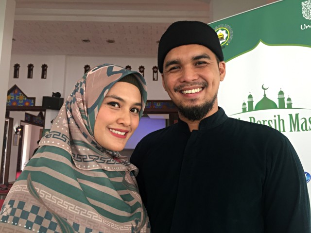 Ratu Ratu Anandita (kiri) dan Mario Irwinsyah di acara ‘Bersih Bersih Masjid’. Foto: Sarah Yualianti Purnama/kumparan