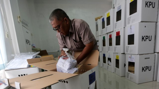 Petugas Komisi Independen Pemilihan (KIP) menyiapkan logistik untuk pemungutan suara ulang pemilihan umum (Pemilu) 2019 di kantor KIP kota Banda Aceh, Aceh, Rabu (24/4). Foto: ANTARA FOTO/Irwansyah Putra