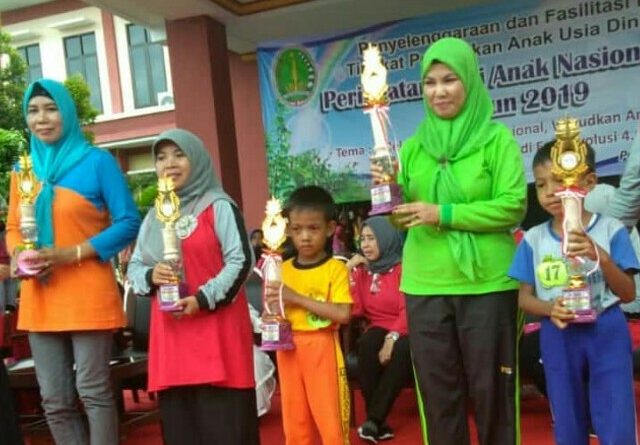 TK Raudhatul Mustariyah Raih Juara 3 Egrang Batok di Acara HAN 