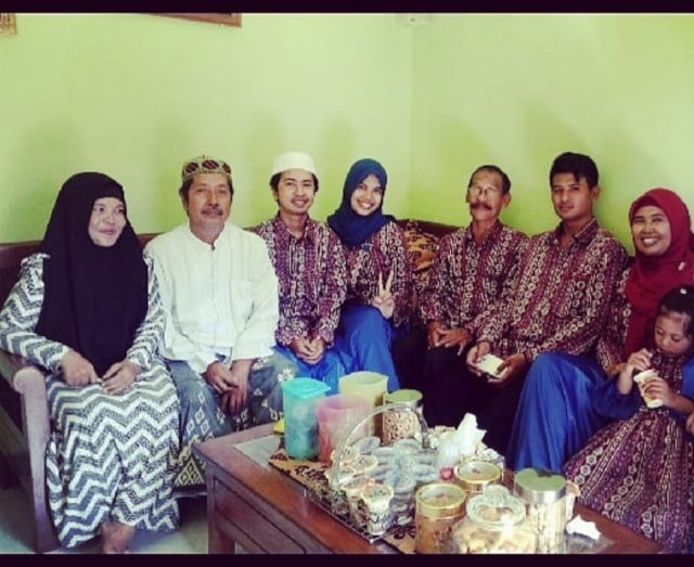 Suasana lebaran tahun lalu, berkunjung ke rumah mertua saat mudik ke rumah Mama dan pakai seragam lebaran