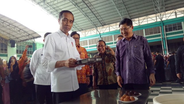 Presiden Joko Widodo Tinjau Pabrik Sepatu di Tangerang