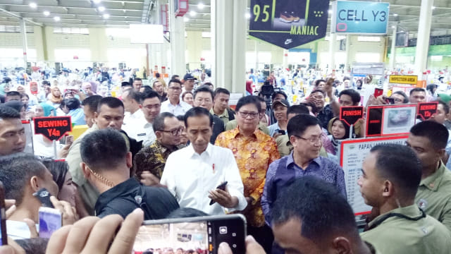 Presiden Joko Widodo (tengah) saat tinjau pabrik pepatu di Tangerang. Foto: Fahrian Saleh/kumparan