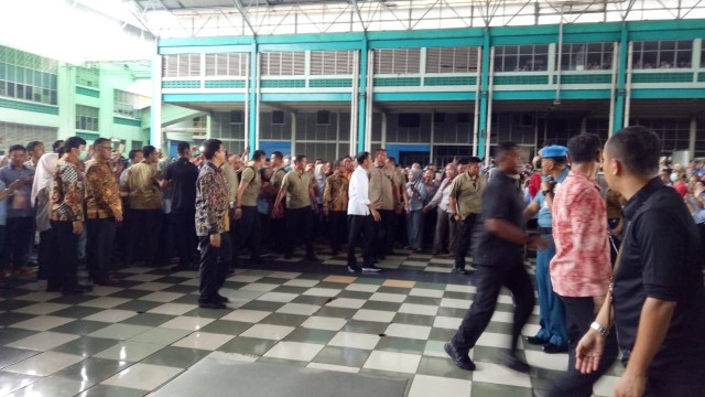 Presiden Joko Widodo Tinjau Pabrik Sepatu di Tangerang