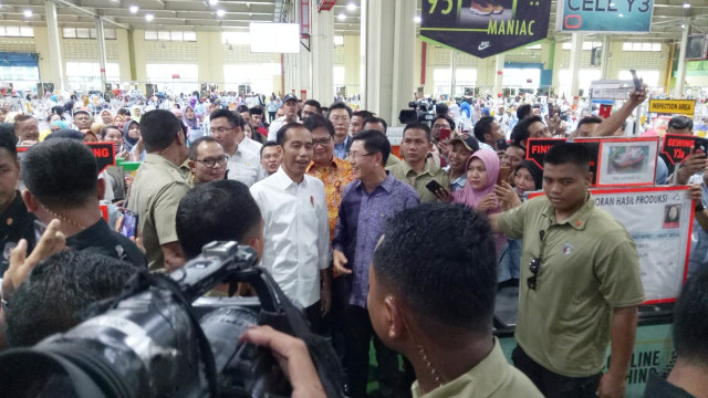 Presiden Joko Widodo Tinjau Pabrik Sepatu di Tangerang
