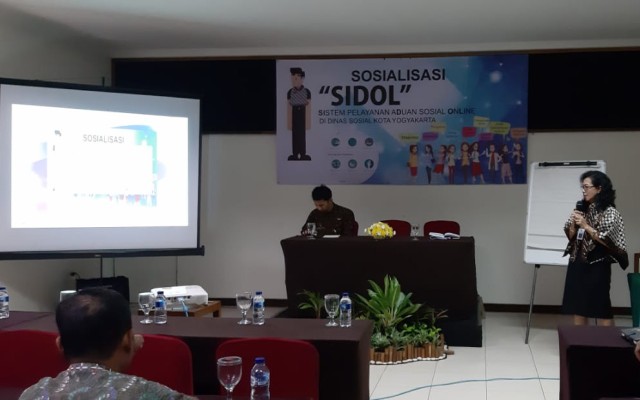 Ratih Ekaningtyas, Sekretaris Dinas Sosial Kota Yogyakarta, saat memberikan sosialisasi Sistem Layanan Aduan Sosial Online (SIDOL) di Yogyakarta, Selasa (30/4/2019). Foto: Len.