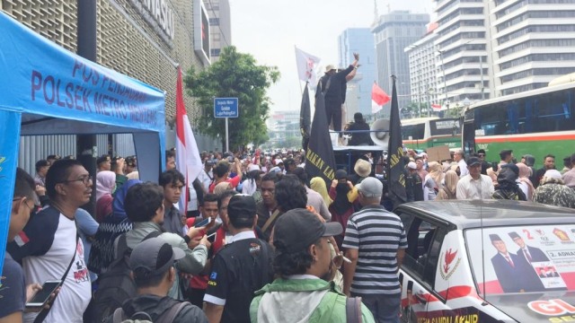 Aksi pendukung Prabowo - Sandi di depan Kantor Bawaslu, desak Paslon 01 didiskualifikasi. Foto: Andesta Herli/kumparan