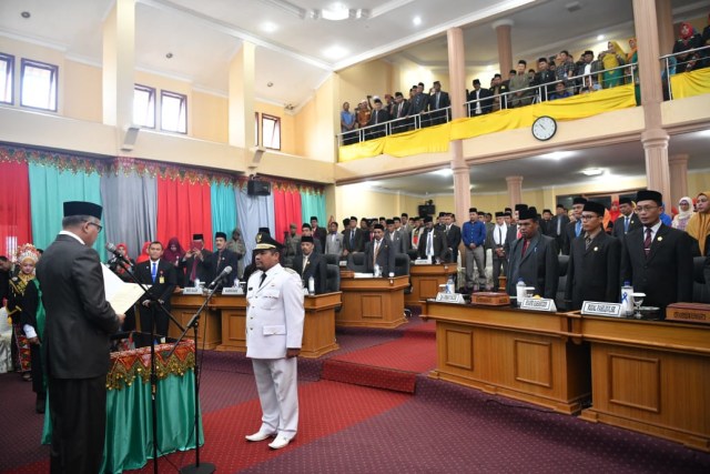 Plt Gubernur Aceh, Nova Iriansyah melantik Sarkawi sebagai Bupati Bener Meriah. Foto: Humas Aceh