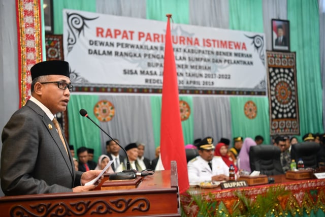 Plt Gubernur Aceh memberikan sambutan dalam uparaca pelantikan Bupati Bener Meriah. Foto: Humas Aceh