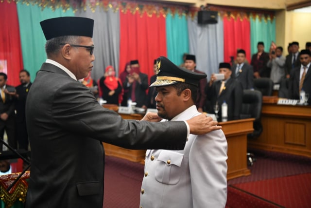 Sarkawi resmi menjabat sebagai Bupati Bener Meriah, menggantikan Ahmadi. Foto: Humas Aceh