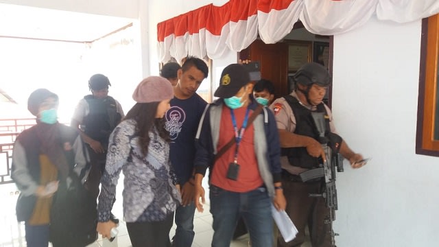 Bupati Kabupaten Talaud, Sri Wahyumi Manalip dikawal petugas KPK dari ruangan kantor Bupati (foto:istimewa)