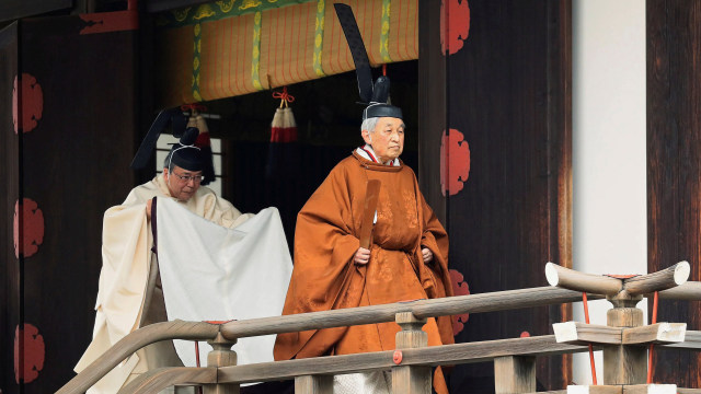 Kaisar Jepang Akihito melakukan ritual Taiirei-Tojitsu-Kashikodokoro-Omae-no-gi atau upacara turun tahta, di Istana Kekaisaran di Tokyo, Jepang, Selasa (30/4). Foto: Japan Pool via REUTERS