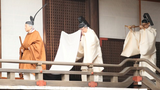 Kaisar Jepang Akihito, Taiirei-Tojitsu-Kashikodokoro-Omae-no-gi, upacara turun tahta, Istana Kekaisaran di Tokyo, Jepang