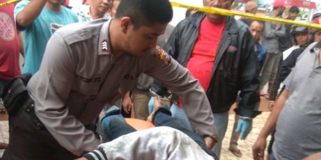 Polisi melakukan olah tempat kejadian perkara (TKP) di SPBU Alue Awe, Kota Lhokseumawe, Aceh, Selasa (30/4). Foto: Dok. Polres Lhokseumawe