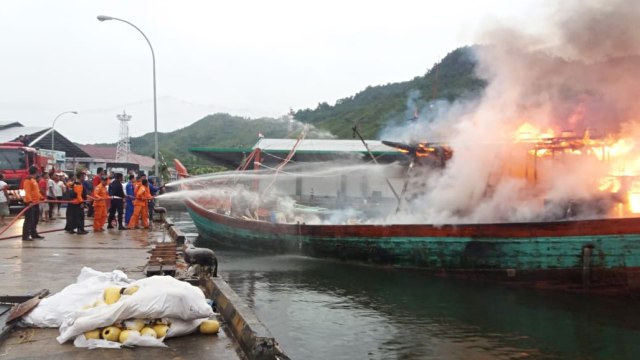 Suasana saat tim rescue memadamkan kapal yang terbakar. Foto: Dok. Istimewa