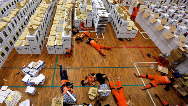 Para petugas KPPS Pemilu 2019 yang kelelahan. Foto: REUTERS/Willy Kurniawan