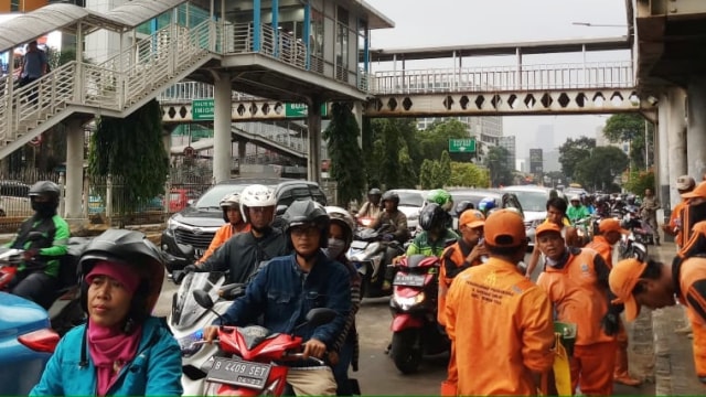 Lokasi terkini tempat kecelakaan metro mini di Mampang, Jakarta Selatan. Foto: Raga Imam/kumparan